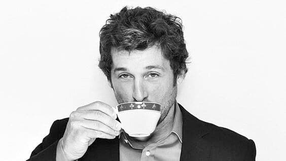 Homme buvant une tasse de café, la boisson qui tache le plus l'émail dentaire